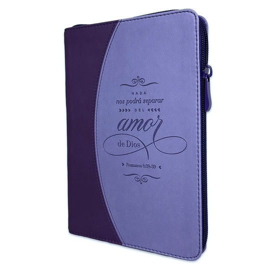 Funda para Biblia de color morado con cremallera y cierre de imitación de piel, con el texto en español: «Nada nos podrá separar del amor de Dios», y una referencia a Romanos 8:38-39. Perfecta para proteger tu Biblia y para tu uso devocional diario.
