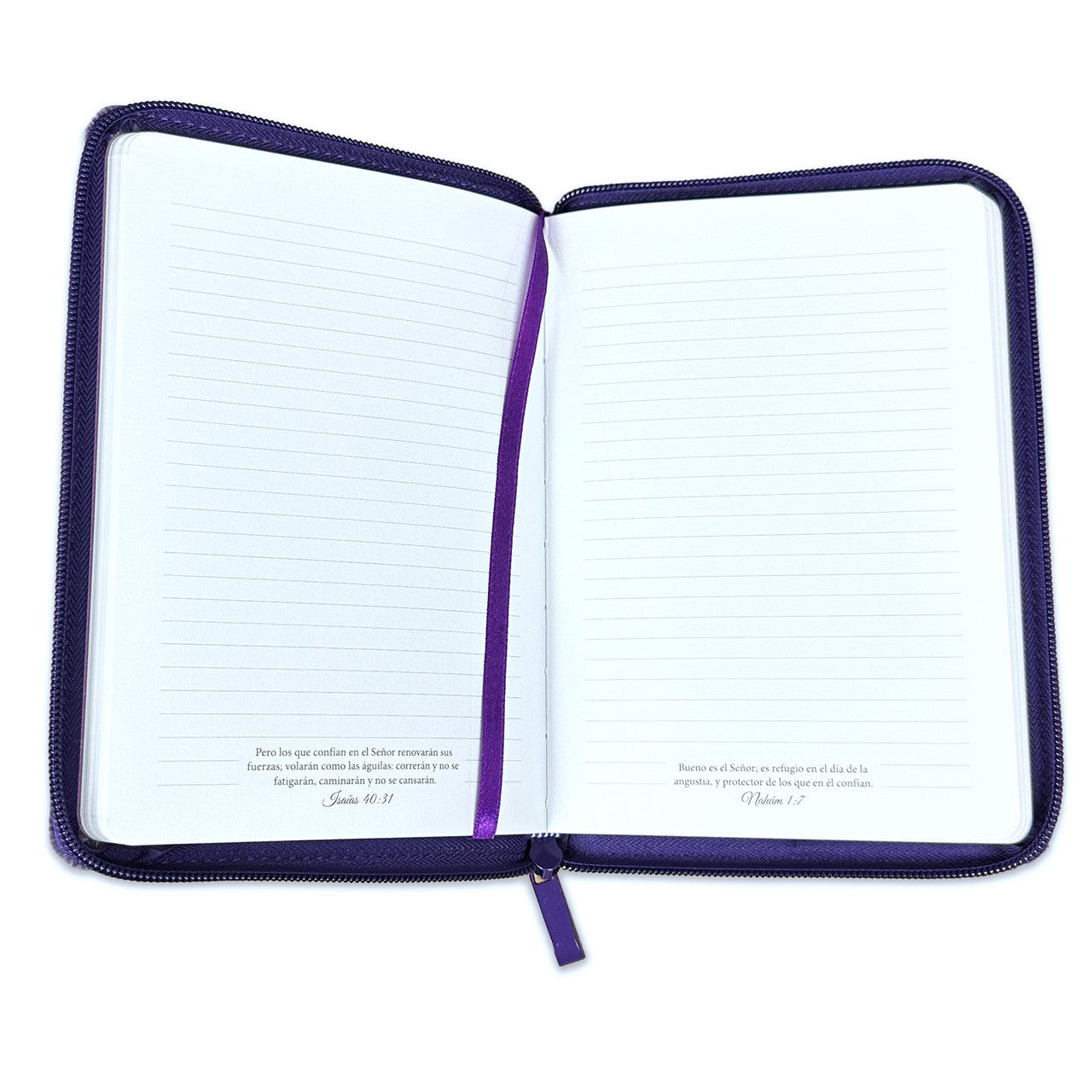 Cuaderno de líneas abiertas con cierre de imitación de piel y una funda con cremallera de color morado, que incluye un marcapáginas de cinta y dos páginas con texto impreso en la parte inferior, incluyendo un versículo en cada página.