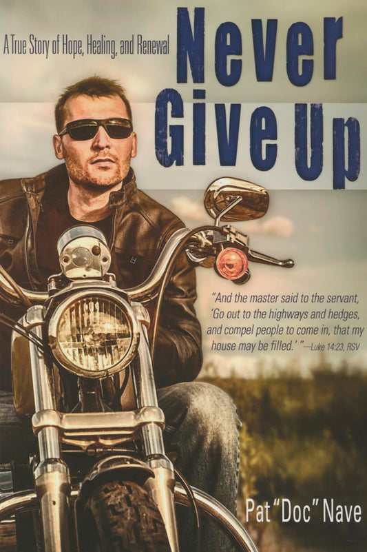 Un hombre con gafas de sol y chaqueta de cuero aparece sentado en una moto, junto al título «Never Give Up» y el nombre del autor, Pat Doc Nave, y comparte su historia real a través de una impactante cita bíblica.