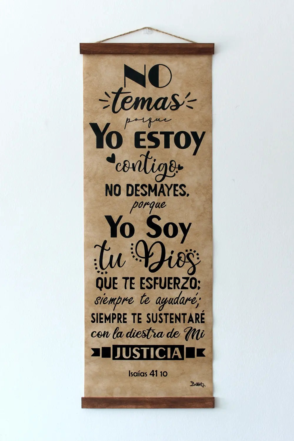 Este cuadro de madera incluye un versículo de la Biblia en español, de Isaías 41:10, que anima a tener fuerza y fe, escrito en negrita sobre un fondo beige; es perfecto para la decoración cristiana.