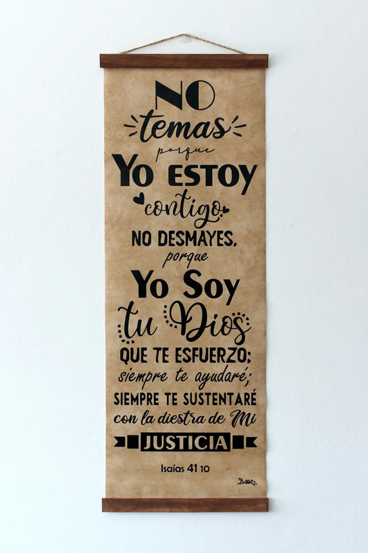 Este cuadro de madera incluye un versículo de la Biblia en español, de Isaías 41:10, que anima a tener fuerza y fe, escrito en negrita sobre un fondo beige; es perfecto para la decoración cristiana.