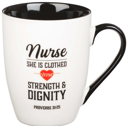 Taza de café blanca con asa negra y interior, con una capacidad de 12 fl oz, en la que se lee: «Enfermera. Está revestida de fuerza y dignidad. Proverbios 31:25», junto con un corazón rojo. Apta tanto para el lavavajillas como para el microondas, para mayor comodidad en el día a día.