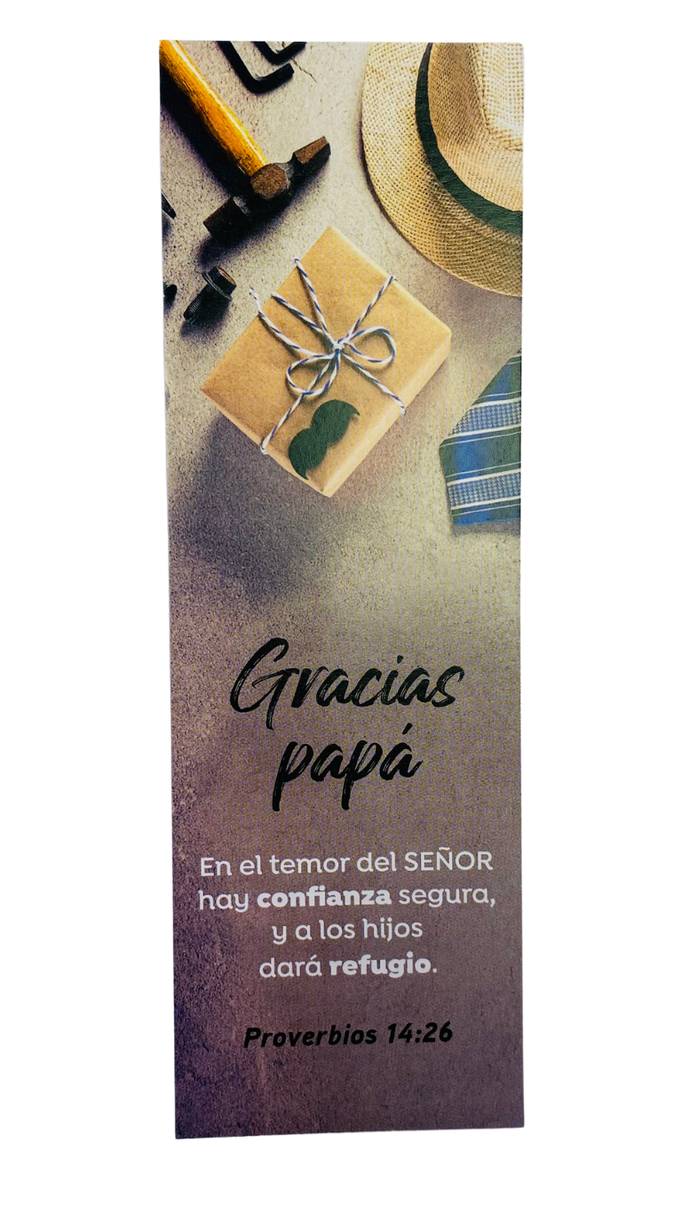 Una caja de regalo, unas herramientas y un sombrero rodean el texto en español —¡Gracias, papá!—, que cita Proverbios 14:26 sobre la confianza y el refugio en el Señor. Perfecto para celebraciones, este diseño viene en un paquete de 25 unidades.