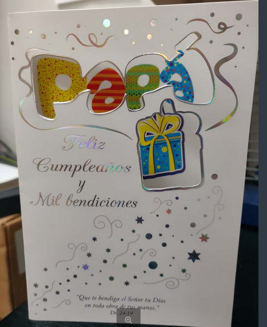 Tarjeta de cumpleaños para papá muy colorida, con una ilustración de un regalo y un mensaje en español: «Feliz cumpleaños, papá», en la que se le desean bendiciones y se hace referencia a Deuteronomio 24:19; una tarjeta cristiana llena de cariño, perfecta para celebrar el día especial de papá.