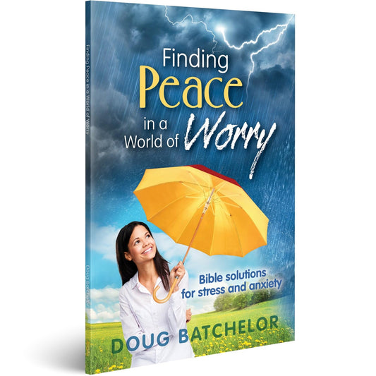 Portada del libro *Encontrar la paz en un mundo lleno de preocupaciones*, una obra cristiana de Doug Batchelor, en la que aparece una mujer sonriente sosteniendo un paraguas amarillo bajo un cielo tormentoso, lo que simboliza la paz de Dios y el alivio del estrés en medio de las tormentas de la vida.