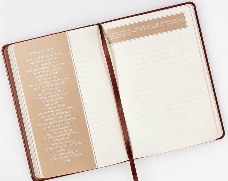 Un cuaderno de tapa blanda de imitación de cuero con la portada de color marrón, que incluye el poema «A Parents Prayer» impreso en la página izquierda, páginas en blanco con líneas en la derecha y un marcapáginas de cinta marrón. Este cuaderno de tapa blanda cuenta con 240 páginas para tus pensamientos y reflexiones.