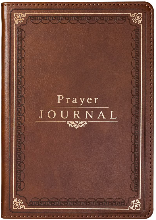 Cuaderno de imitación de cuero marrón con un diseño ornamentado en el borde de la cubierta, con el título «Prayer Journal» en letras doradas en relieve. Este elegante cuaderno de tapa flexible incluye 240 páginas para tus reflexiones y oraciones.