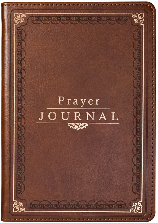 Cuaderno de imitación de cuero marrón con un diseño ornamentado en el borde de la cubierta, con el título «Prayer Journal» en letras doradas en relieve. Este elegante cuaderno de tapa flexible incluye 240 páginas para tus reflexiones y oraciones.