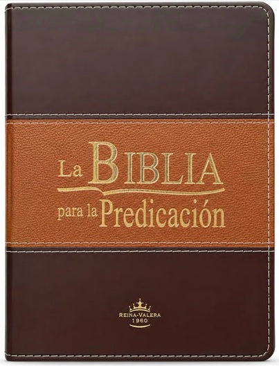 Biblia de cuero marrón con una franja central de color beige, que lleva el logotipo de la Reina-Valera 1960 y un texto legible, con la inscripción La Biblia para la Predicación grabada en relieve.