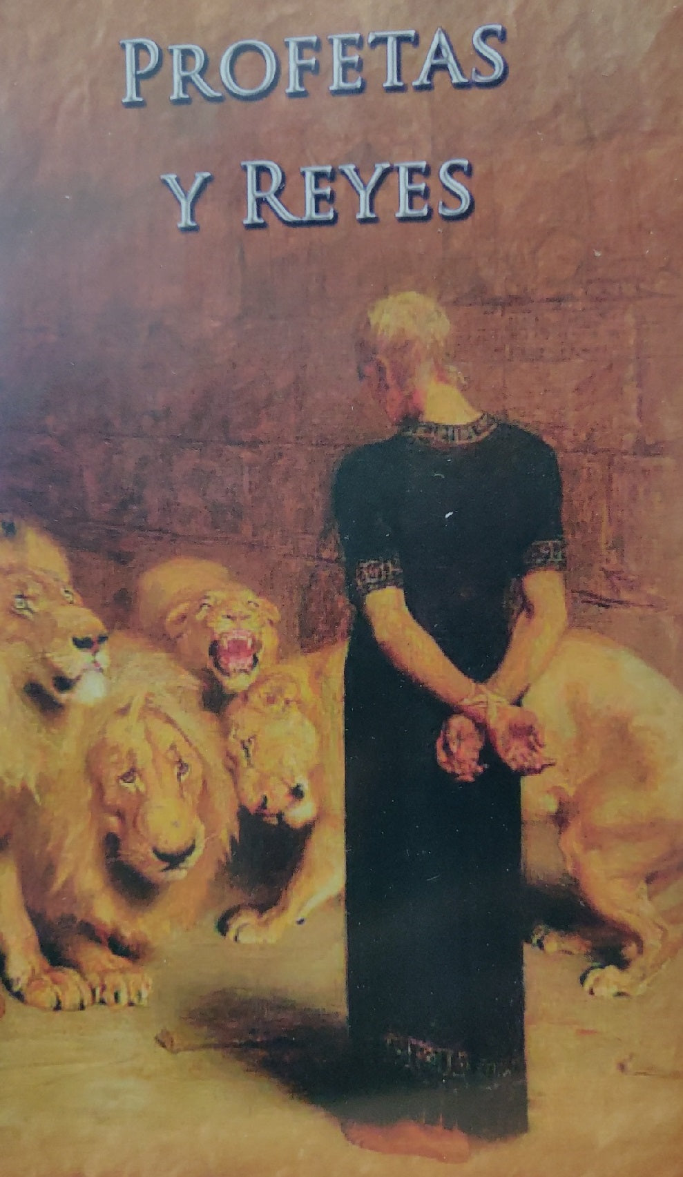 Un hombre vestido con una túnica negra está de pie, con las manos a la espalda, frente a varios leones en una sala con paredes de piedra. El texto de arriba reza «Profetas y Reyes», y destaca la restauración del pueblo de Dios en medio de la adversidad.