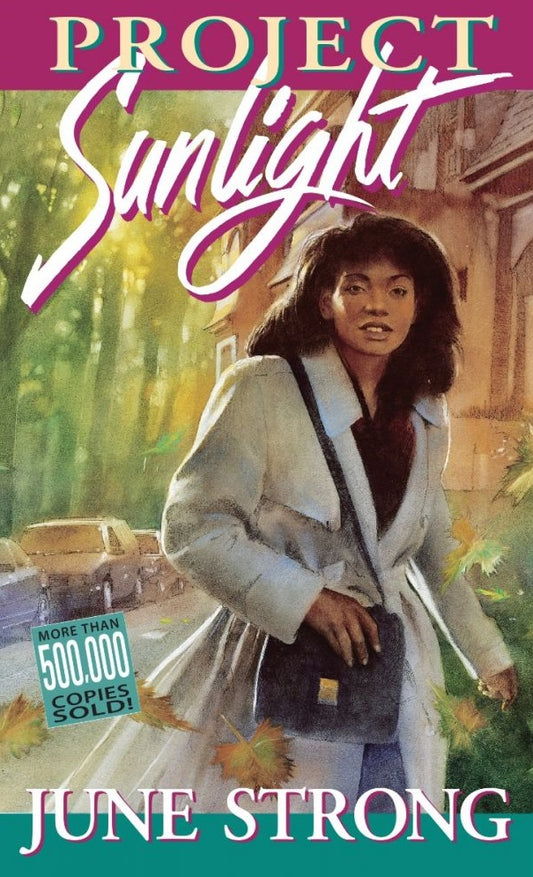 Portada del libro «Project Sunlight», de June Strong, en la que aparece una mujer con un abrigo ligero al aire libre, junto con el texto promocional: ¡Más de 500 000 ejemplares vendidos! Una historia superventas inspirada en las doctrinas adventistas y en la esperanza en el regreso de Jesús.