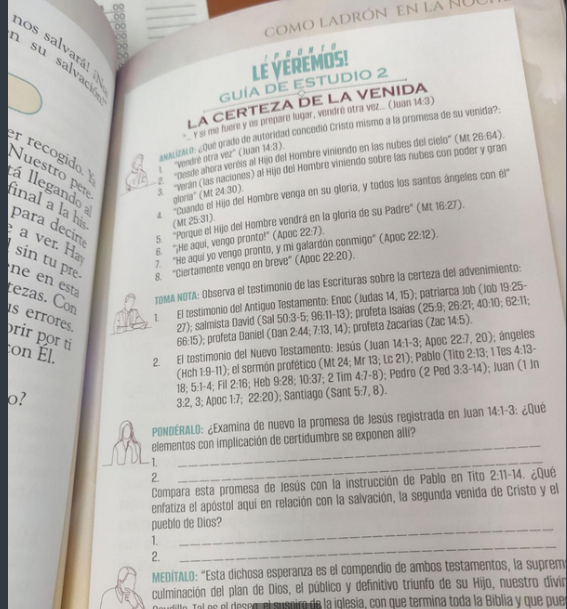 Sobre una mesa hay abierta una guía de estudios en español titulada *La Certeza de la Venida*, de Alejandro Bullon, en la que se ven preguntas, referencias bíblicas y un bolígrafo a la derecha.