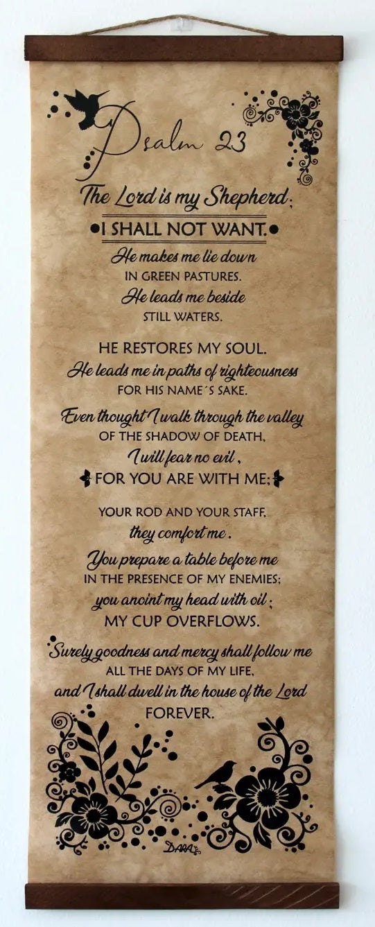 Un pergamino decorativo con motivos florales muestra el Salmo 23 escrito en letra negra sobre papel de color marrón estilo pergamino: una preciosa pieza decorativa con versículos bíblicos para la decoración del hogar cristiano.