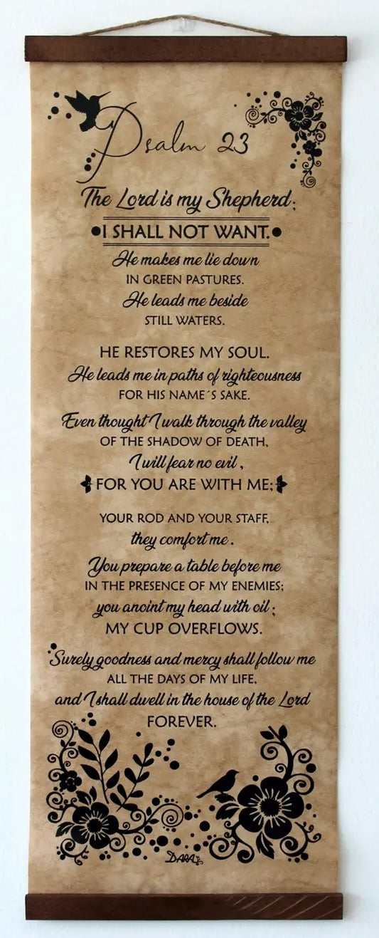Un pergamino decorativo con motivos florales muestra el Salmo 23 escrito en letra negra sobre papel de color marrón estilo pergamino: una preciosa pieza decorativa con versículos bíblicos para la decoración del hogar cristiano.