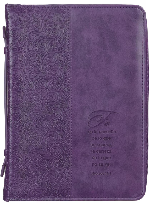 Una funda de cuero sintético morada con relieve, con un precioso estampado floral y un texto en español de Hebreos 11:1 en la portada, perfecta para proteger tu Biblia con estilo.