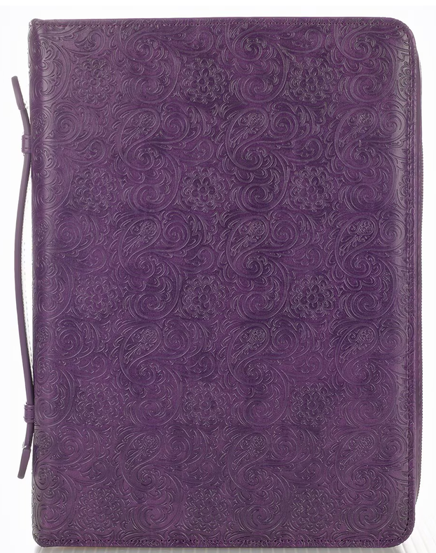 Una funda de cuero sintético morada con cremallera, con un diseño floral y arabescos en relieve, en la que figura Hebreos 11:1 y que cuenta con un asa incorporada en el lado izquierdo, perfecta para llevar tu Biblia con estilo.