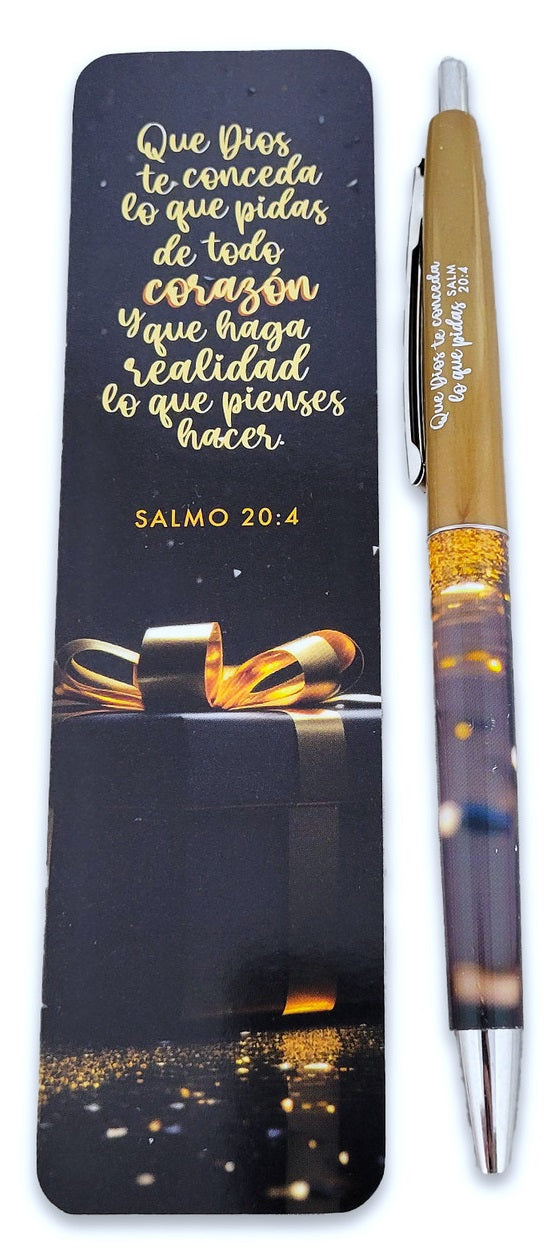 Un marcapáginas negro con el Salmo 20:4, un versículo de la Biblia en español, escrito en letras doradas junto a una pluma dorada y plateada con la inscripción «que Dios te conceda bendiciones», ambos sobre un fondo blanco.