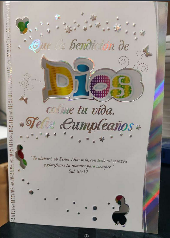 Una tarjeta de cumpleaños cristiana con un texto a todo color que dice: «Que la bendición de Dios llene tu vida. Feliz cumpleaños». Incluye un versículo bíblico al pie, ideal como regalo religioso especial.