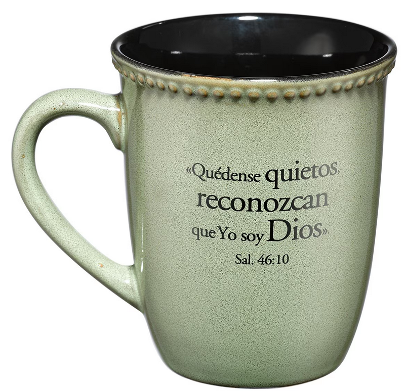 Taza de cerámica de color verde claro de 14 oz con texto en español: «Quédense quietos, reconozcan que Yo soy Dios. Sal. 46:10». Con interior negro, diseño de borde con cuentas y apta para microondas.