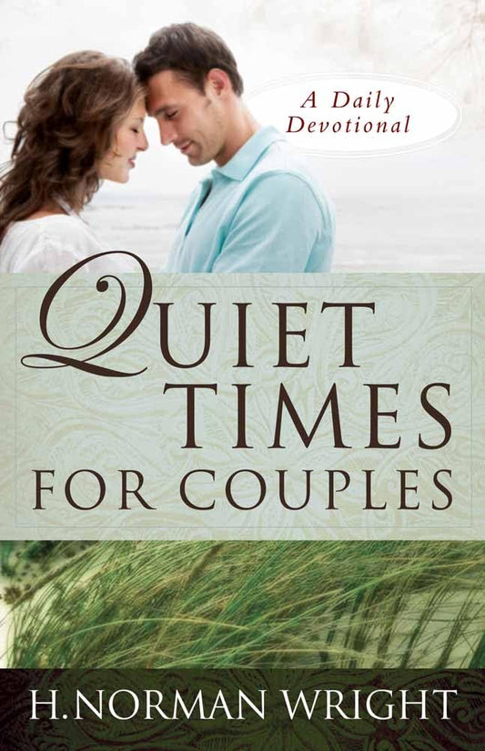 Una pareja aparece muy unida junto al título del libro *Quiet Times for Couples: A Daily Devotional*, de H. Norman Wright, con un motivo de hierba en la parte inferior de la portada, lo que destaca el carácter cristocéntrico de este devocionario diario.