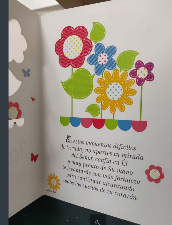 Flores y mariposas de colores, al estilo de los dibujos animados, adornan esta tarjeta cristiana, que incluye un mensaje de ánimo en español inspirado en Efesios 6:16 y el poderoso escudo de la fe, que aporta fortaleza en los momentos difíciles.