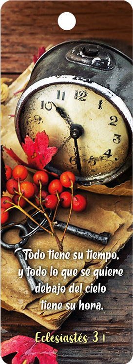 Un reloj antiguo, una llave y unas bayas rojas descansan sobre un pergamino con hojas otoñales. En español, el versículo de Eclesiastés 3:1 nos recuerda que todo tiene su momento, haciéndose eco de la sabiduría de la Biblia.