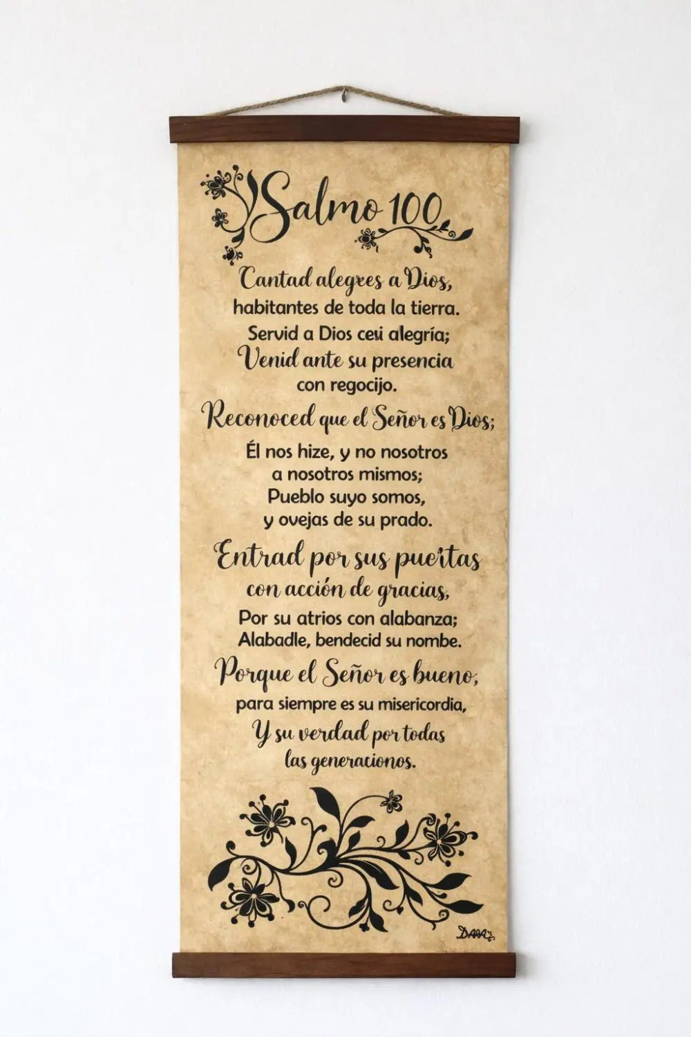 Un rollo de pared con el texto del Salmo 100 impreso en español, que comienza con las palabras Cantad alegres a Dios.