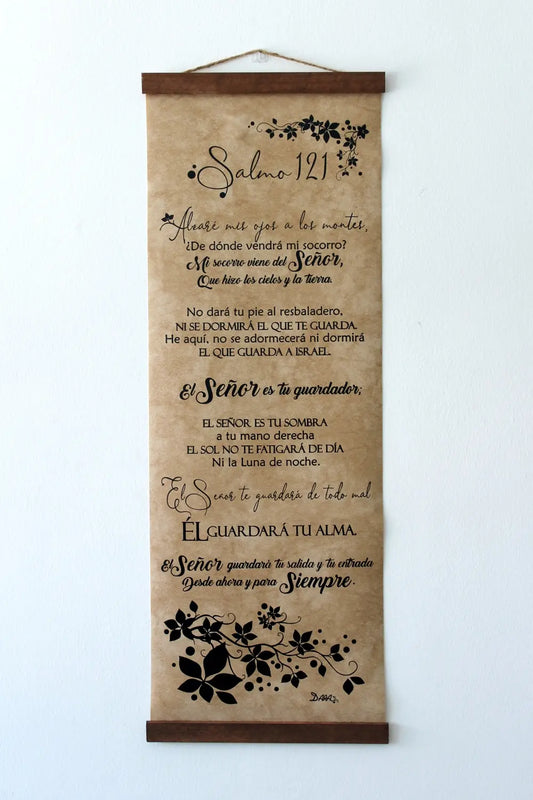 En la pared cuelga un pergamino decorativo, ideal para la decoración cristiana, en el que figura el Salmo 121 escrito en español, con motivos florales en la parte superior e inferior, lo que aporta a tu espacio un toque de encanto inspirado en la fe.