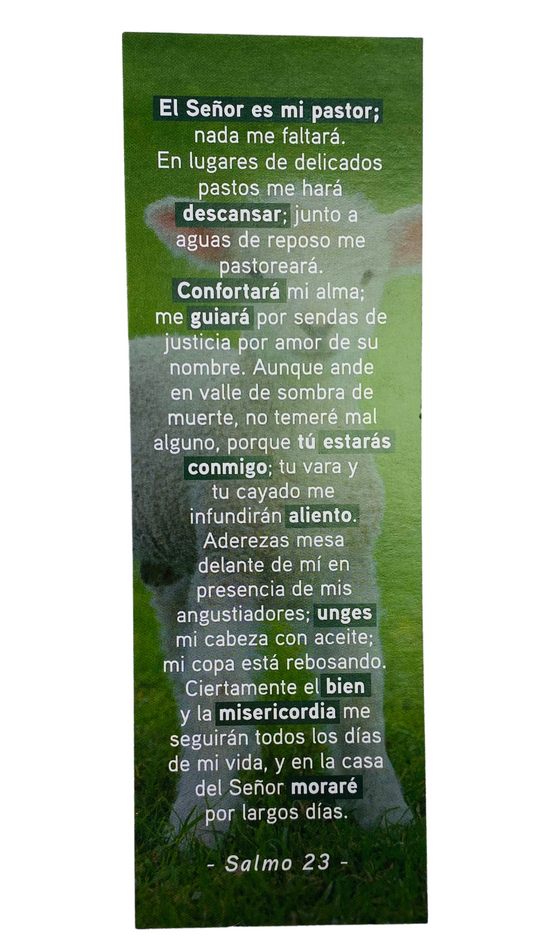 Marcapáginas verde con el texto en español del Salmo 23, «El Señor es mi pastor», con la imagen de una oveja al fondo. Disponible en paquetes de 25.