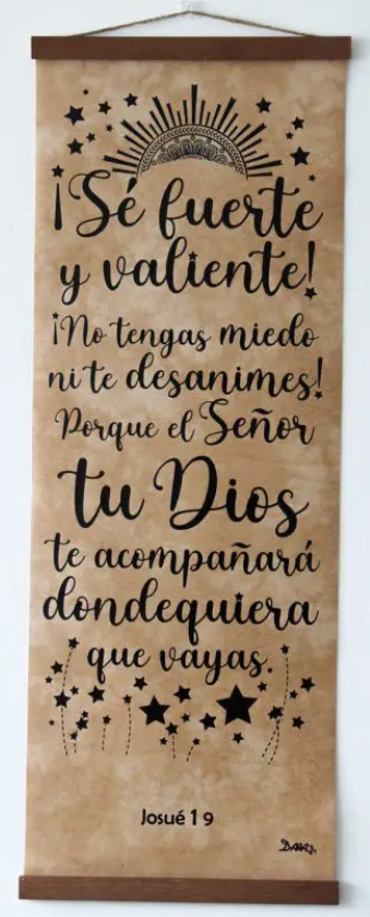 Un cartel de pared con un texto en español que inspira fuerza y valor, con una cita de Josué 1:9 sobre la presencia de Dios, decorado con estrellas y rayos de sol; ideal como decoración cristiana para cualquier espacio.