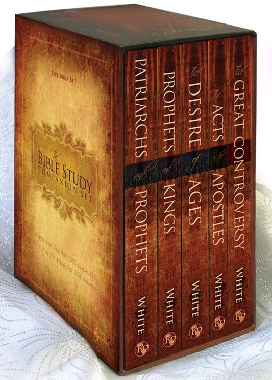 Un estuche con cinco libros cristianos de Ellen White titulado «Bible Study Companion Set», que incluye títulos como «Patriarcas y profetas» y «El gran conflicto»: una valiosa colección de comentarios bíblicos.