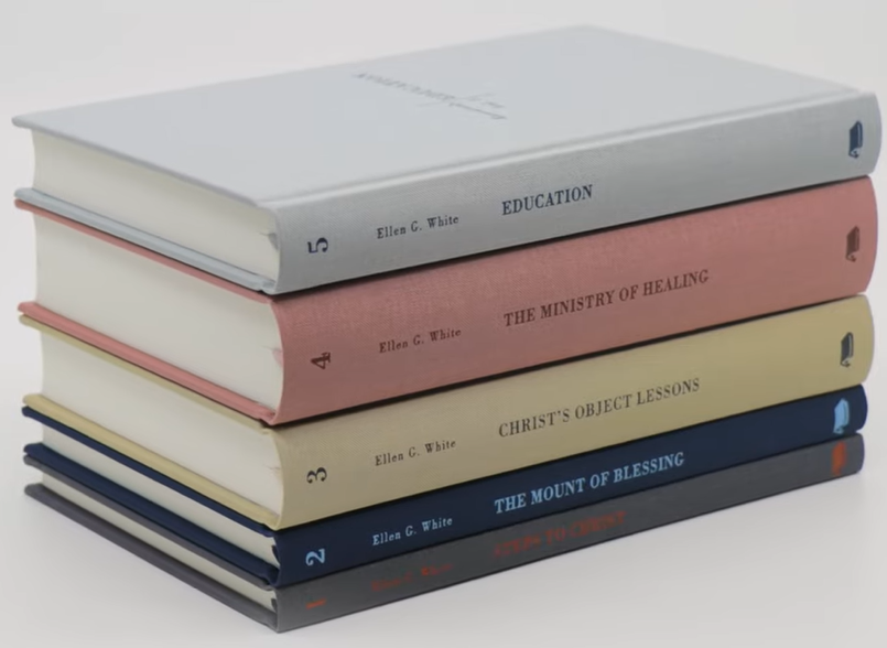 Una pila de cinco libros de Ellen G. White en tapa dura, cada uno con una cubierta de un color diferente, el título en el lomo y referencias bíblicas según la versión KJV: perfectos para cualquiera que busque una colección de libros cristianos con letra grande.