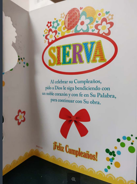 Tarjeta de cumpleaños cristiana muy colorida en español, con flores, un lazo rojo y la palabra «SIERVA». El mensaje transmite bendiciones de cumpleaños y ánimos para seguir con la obra de Dios.