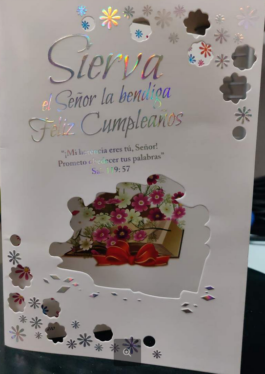 Tarjeta de cumpleaños cristiana con diseño floral y estuche de regalo, con la inscripción en letras metalizadas «Que el Señor te bendiga, sierva suya. Feliz cumpleaños» y el versículo bíblico del Salmo 119:57 en español. Perfecta para una sierva de Dios.