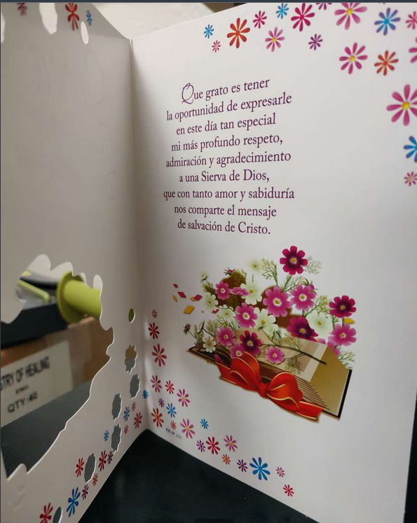 Una tarjeta de cumpleaños cristiana con texto en español, coloridas ilustraciones de flores y motivos florales decorativos en los bordes, perfecta para que una Sierva de Dios transmita un mensaje de salvación.
