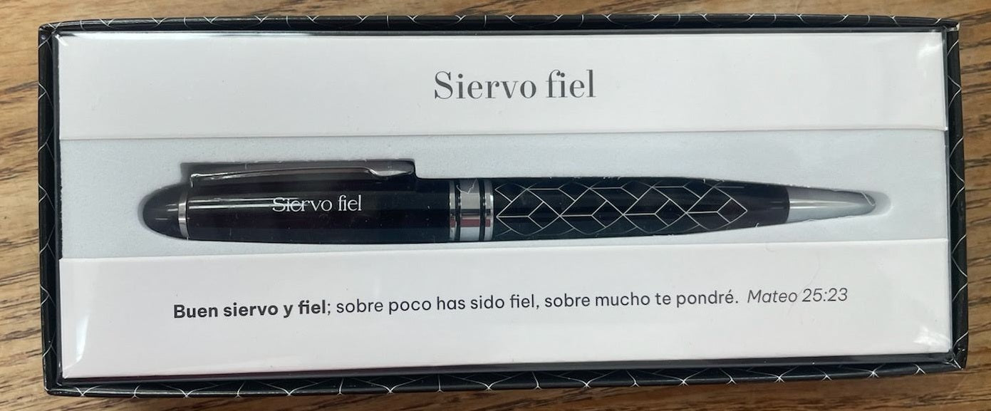 Una pluma en una elegante caja de regalo con la etiqueta «Siervo fiel», acompañada de una tarjeta con el versículo bíblico de Mateo 25:23 en español sobre lo que significa ser un siervo fiel.