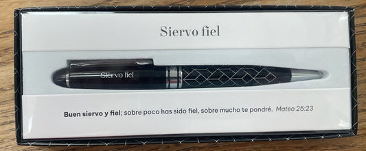Una pluma en una elegante caja de regalo con la etiqueta «Siervo fiel», acompañada de una tarjeta con el versículo bíblico de Mateo 25:23 en español sobre lo que significa ser un siervo fiel.