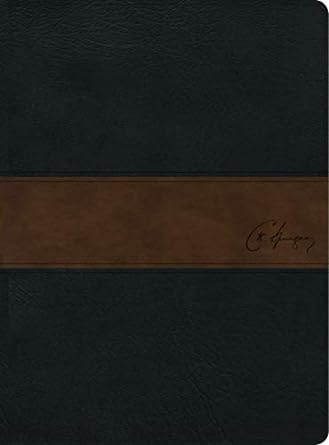 Tapa de libro con textura de cuero negro, con una franja marrón horizontal en el centro en la que destaca una firma en relieve, inspirada en la Biblia de Estudio Spurgeon Reina-Valera 1960.