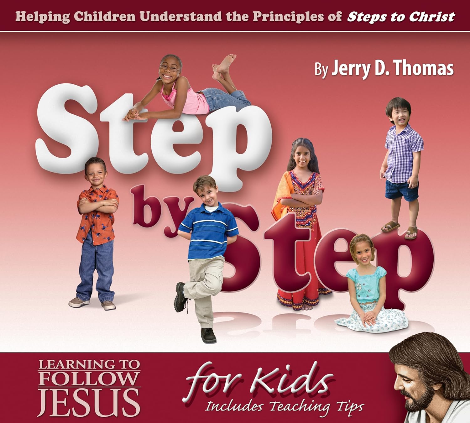 Portada del libro *Step by Step*, de Jerry D. Thomas, en la que aparecen seis niños sonrientes posando sobre el texto del título, junto a un eslogan sobre cómo aprender a seguir a Jesús dirigido a los niños; se trata de una adaptación para jóvenes lectores del clásico de Ellen White *Steps to Christ*.