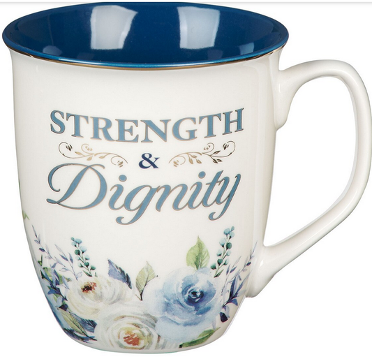 Una taza de cerámica con el interior azul, un diseño floral y las palabras «STRENGTH & Dignity» impresas en la parte delantera. Capacidad de 14 fl oz; se recomienda lavarla a mano, ya que no es apta para el lavavajillas.