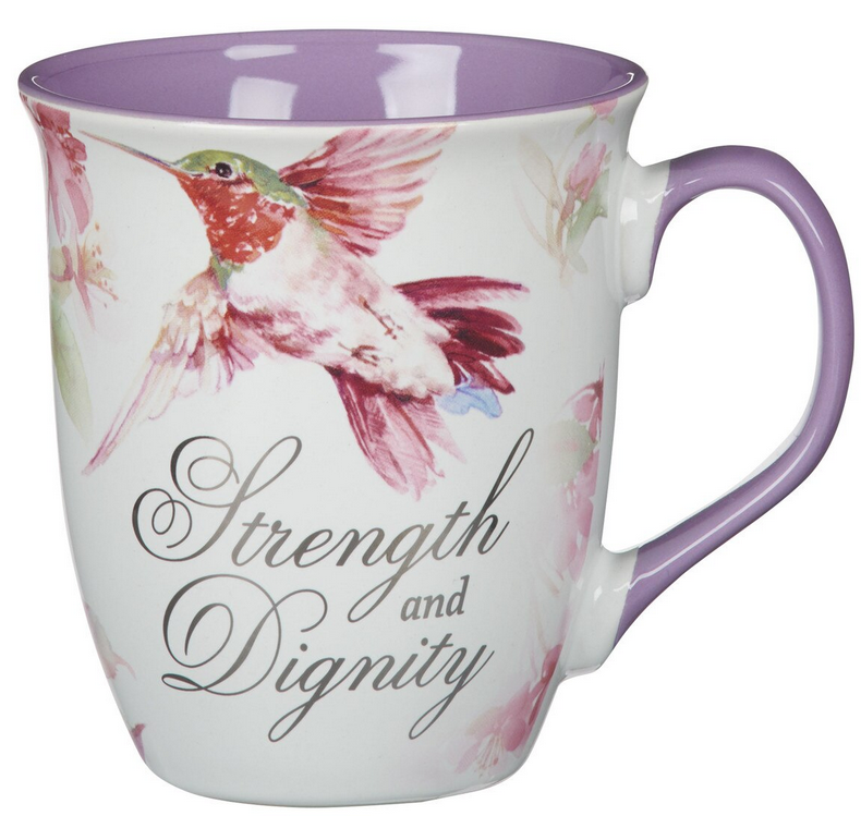 Una taza de cerámica de 14 fl oz con el interior y el asa de color morado, decorada con un colibrí pintado y las palabras «Strength» y «Dignity» en letra cursiva. Esta taza no es apta para el lavavajillas.