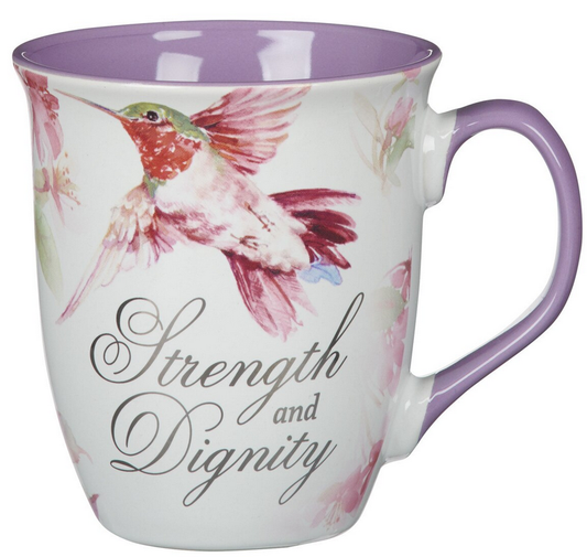 Una taza de cerámica de 14 fl oz con el interior y el asa de color morado, decorada con un colibrí pintado y las palabras «Strength» y «Dignity» en letra cursiva. Esta taza no es apta para el lavavajillas.