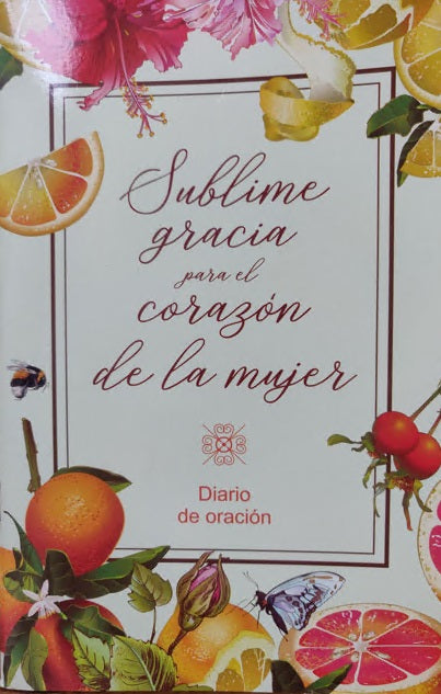 Una cubierta de un cuaderno de oración español con frutas, flores y mariposas, titulado «Sublime gracia para el corazón de la mujer - Diario de oración». Perfecto para tus reflexiones diarias en este inspirador diario cristiano.