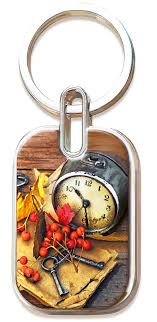 Llavero con la imagen de un reloj antiguo, llaves vintage, hojas otoñales y bayas colocadas sobre papeles doblados sobre una superficie de madera, acompañado del versículo inspirador de Eclesiastés 3:1 de la Biblia.