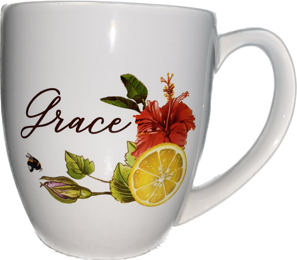 Taza blanca con la palabra «Grace» escrita en letra cursiva, decorada con una flor de hibisco roja, rodajas de limón, un capullo, una abeja y hojas verdes.