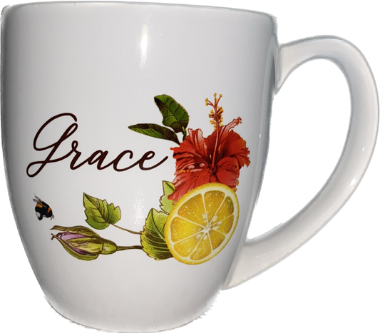 Taza blanca con la palabra «Grace» escrita en letra cursiva, decorada con una flor de hibisco roja, rodajas de limón, un capullo, una abeja y hojas verdes.