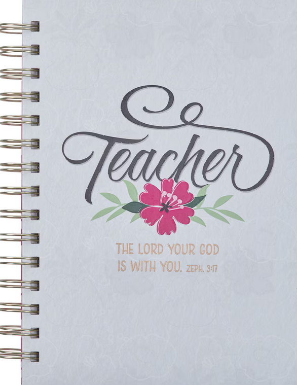 La portada de este cuaderno con encuadernación en espiral presenta la palabra «Teacher», una flor rosa y el texto «El Señor tu Dios está contigo. Sofonías 3:17», situado encima de las páginas rayadas.