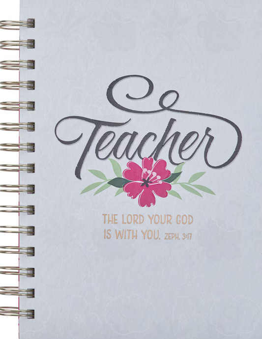 La portada de este cuaderno con encuadernación en espiral presenta la palabra «Teacher», una flor rosa y el texto «El Señor tu Dios está contigo. Sofonías 3:17», situado encima de las páginas rayadas.