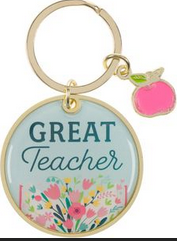 Un llavero redondo de metal en tono dorado con la inscripción «Great Teacher», un diseño floral en la parte inferior, acabado de epoxi transparente y un pequeño colgante en forma de manzana rosa sujeto al anilla.