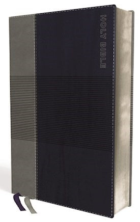 Una Biblia NIV de tapa dura con cubierta negra y gris, que incluye dos cintas marcapáginas, se mantiene en posición vertical con la inscripción «Holy Bible» en relieve en la portada; es perfecta para el estudio de la Biblia o para reflexionar sobre el Credo de los Apóstoles.